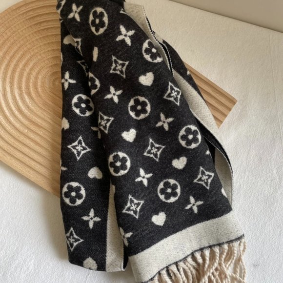 Logomania Warm Hearts logo scarf - Picture 3 of 6